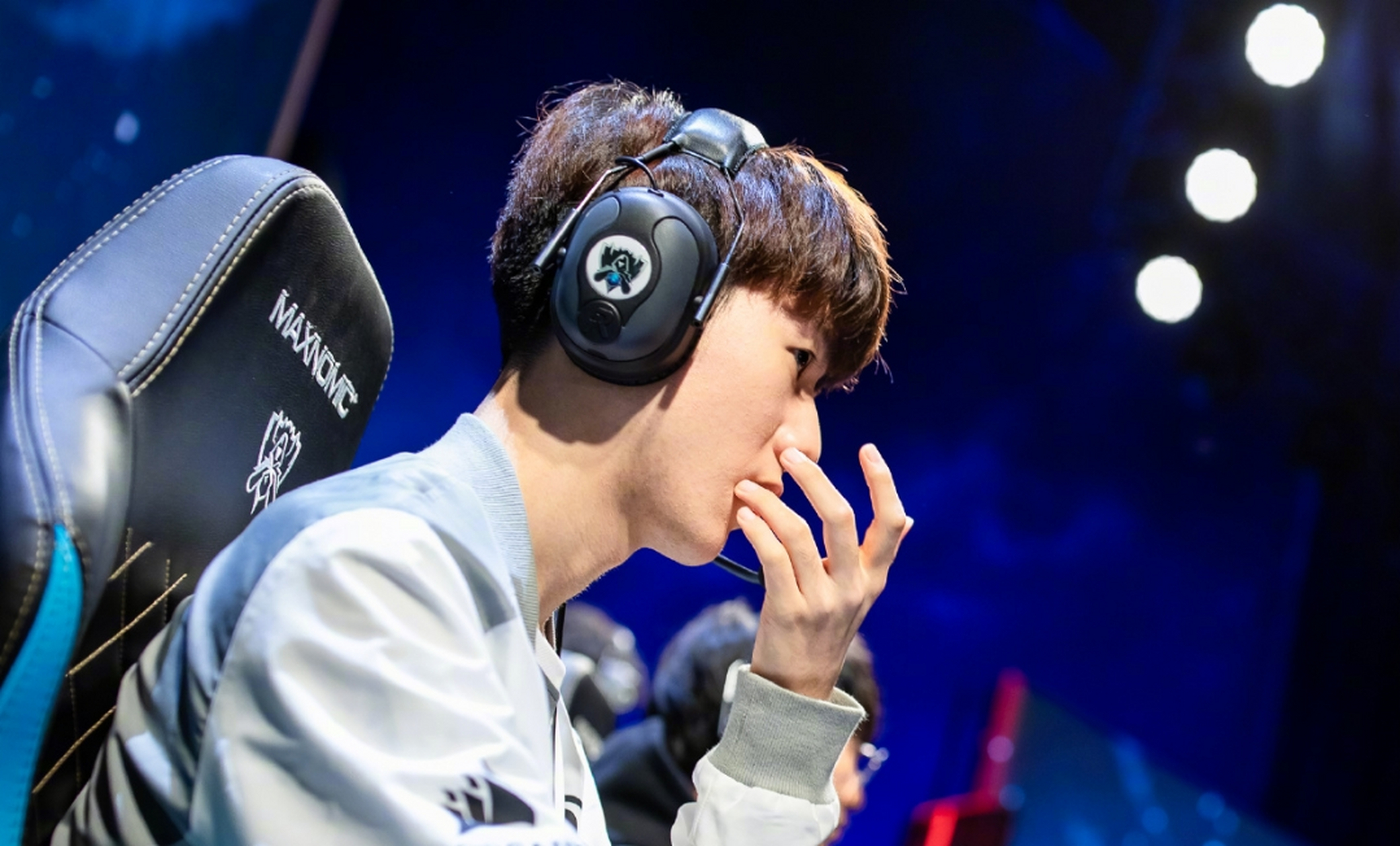 -包含TheShy回归赛场，惊险取胜首场状态亮眼，FPX观众沸腾！的词条