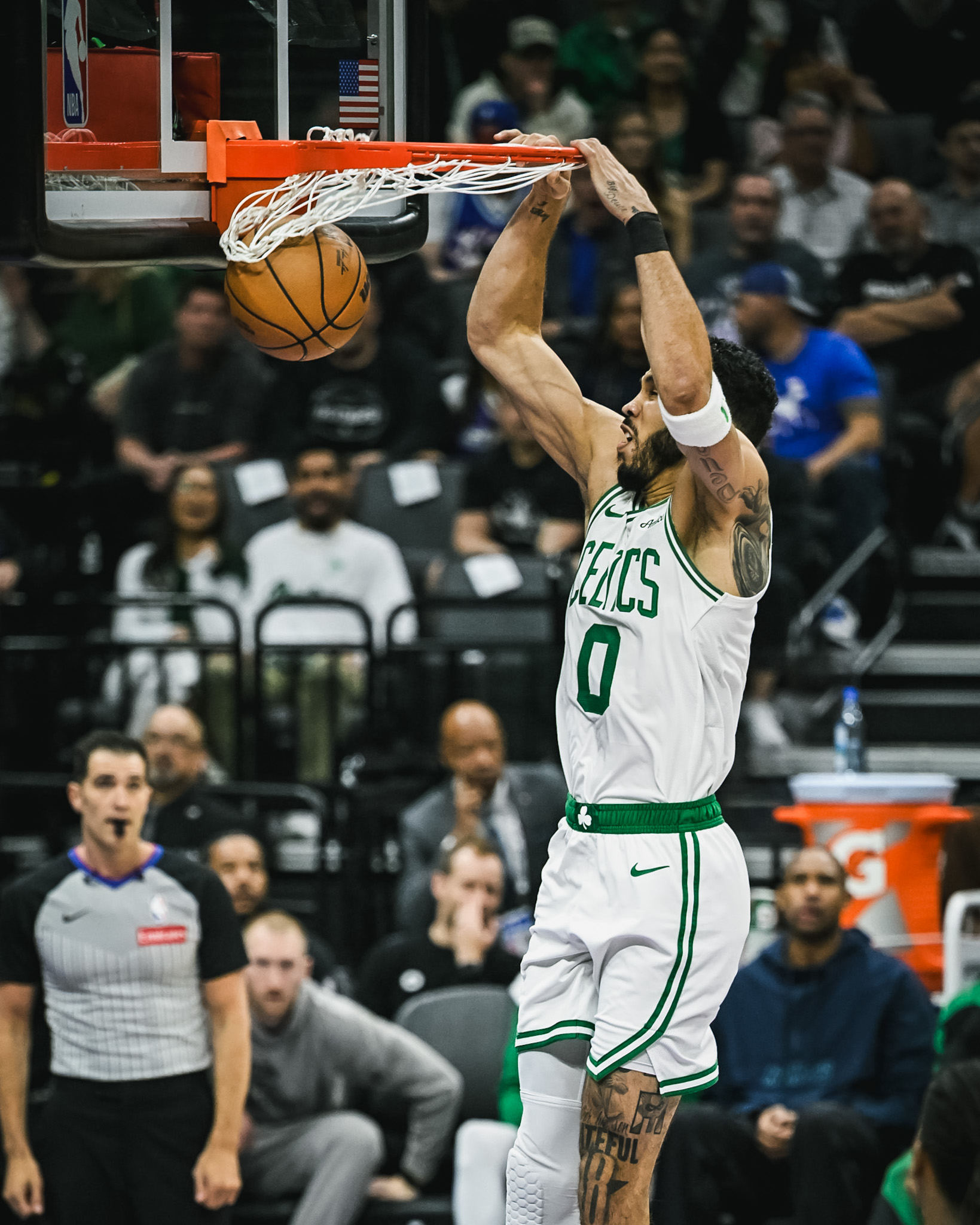 九游娱乐-塔图姆在MAD比赛中突破纪录，惊险取胜引发热议！的简单介绍